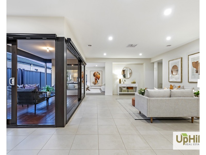 18 Calibre Circuit, Clyde North VIC 3978