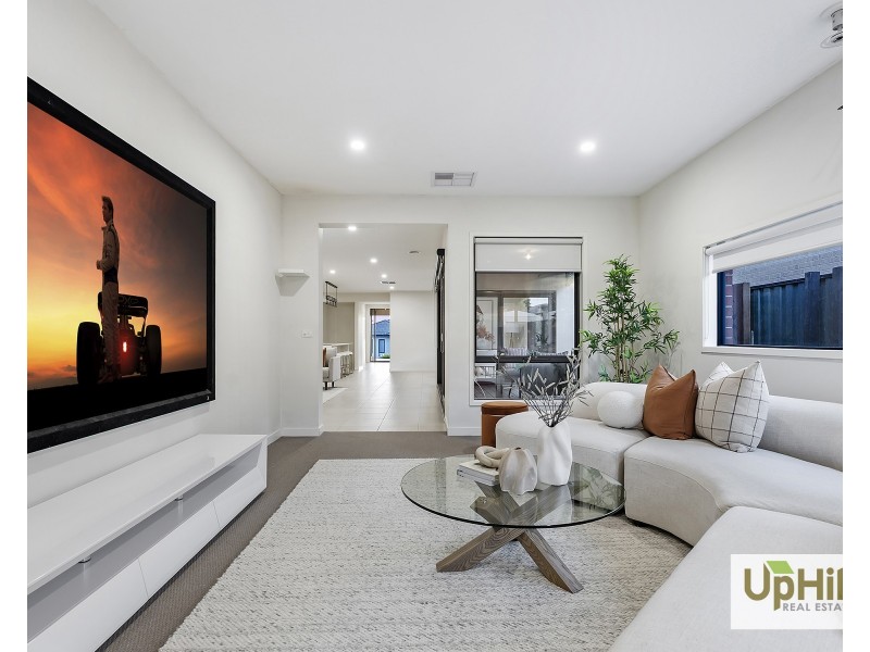 18 Calibre Circuit, Clyde North VIC 3978