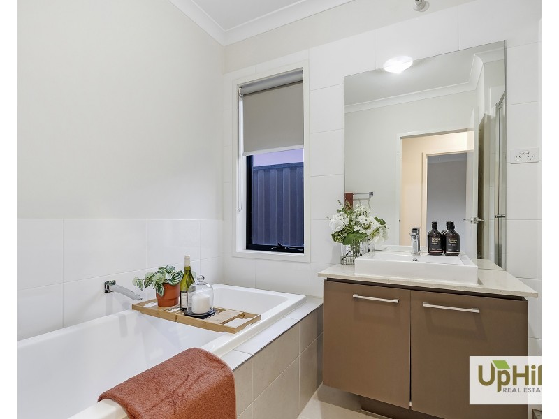 18 Calibre Circuit, Clyde North VIC 3978