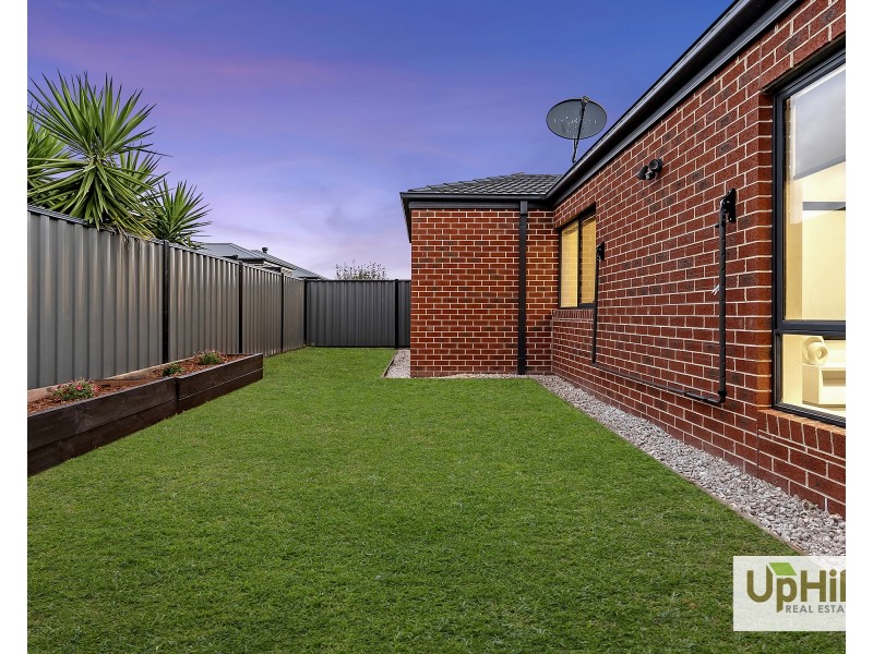 18 Calibre Circuit, Clyde North VIC 3978