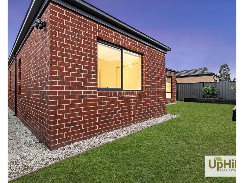 18 Calibre Circuit, Clyde North VIC 3978