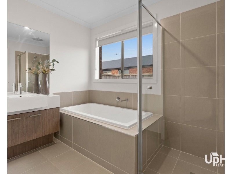 48 Adrian Street, Cranbourne East VIC 3977