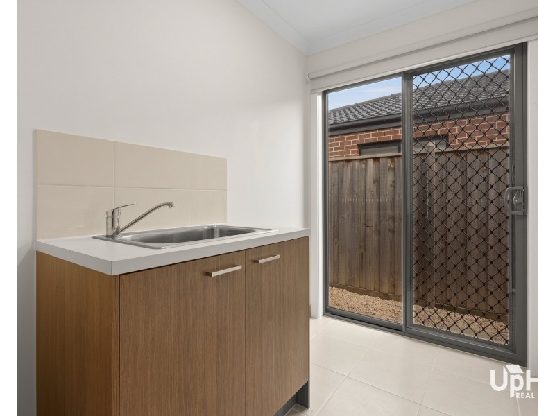 48 Adrian Street, Cranbourne East VIC 3977