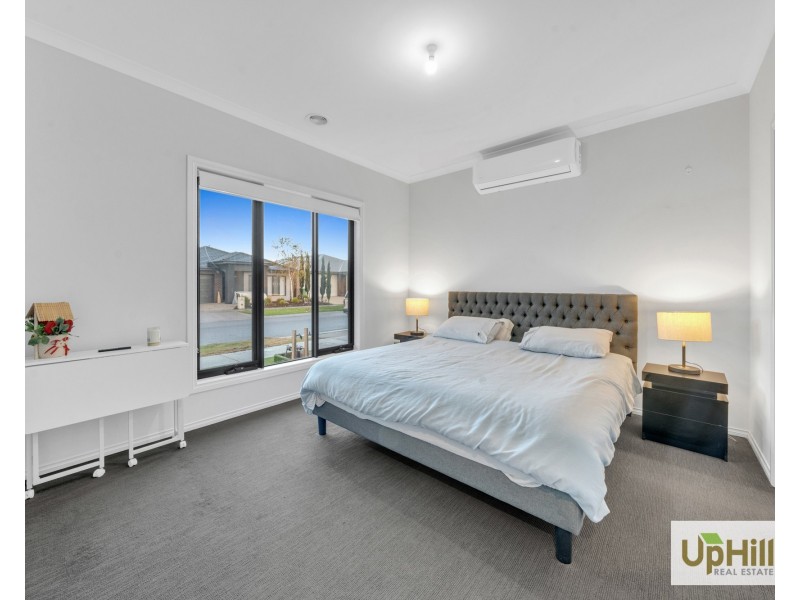 70 Pobblebonk Crescent, Clyde North VIC 3978