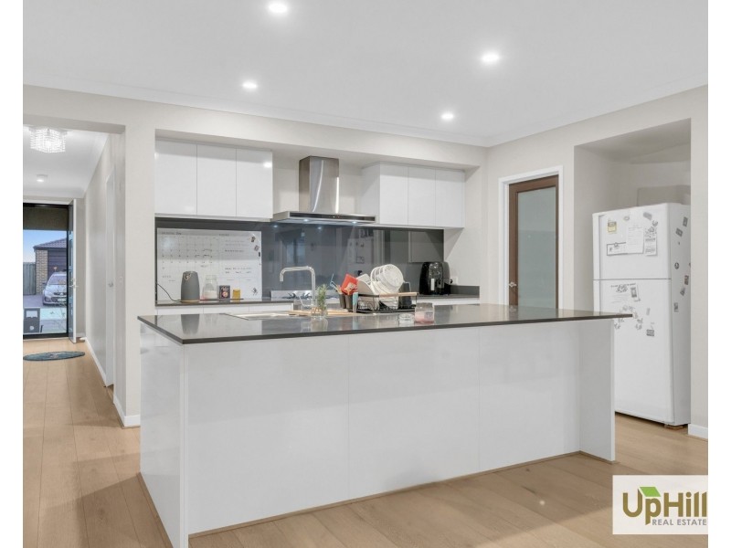 25 Shulze Drive, Clyde North VIC 3978