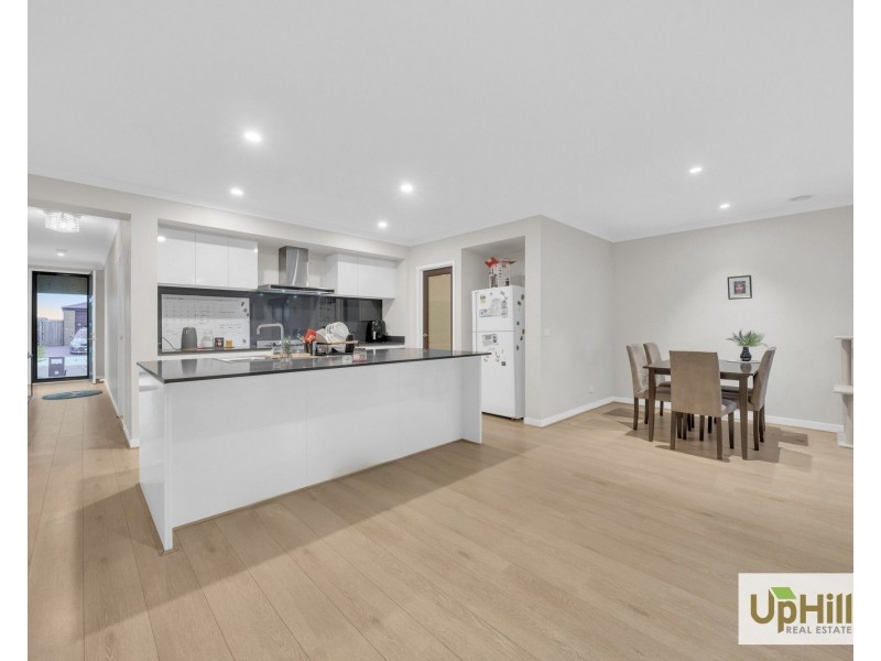 25 Shulze Drive, Clyde North VIC 3978