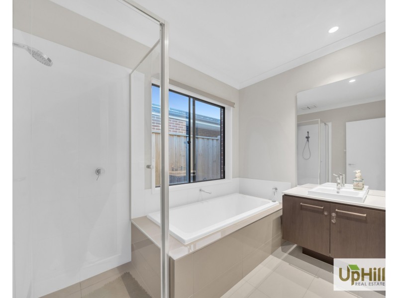 25 Shulze Drive, Clyde North VIC 3978