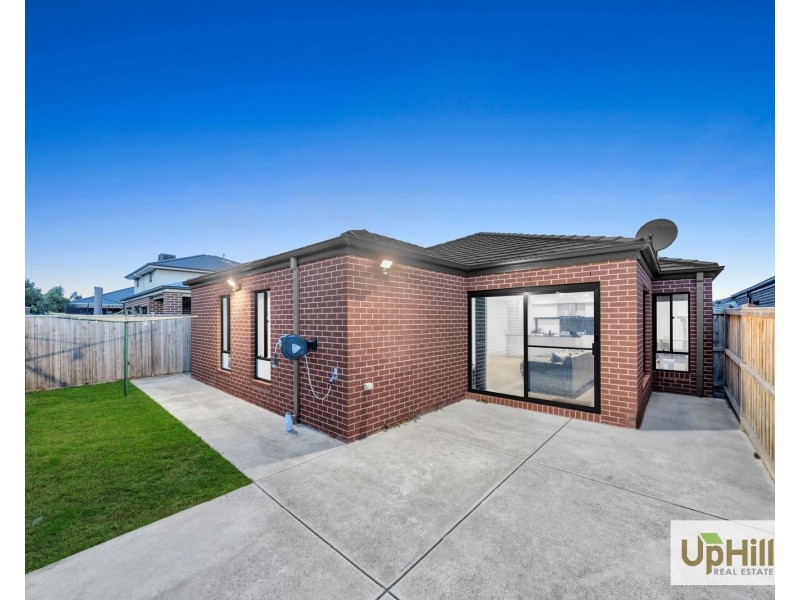 25 Shulze Drive, Clyde North VIC 3978