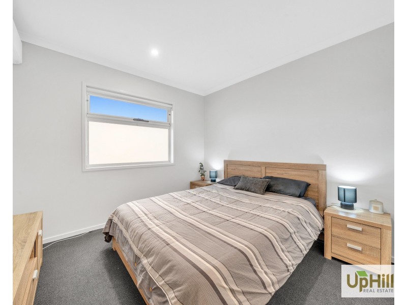 3 Tesla Grange, Clyde North VIC 3978