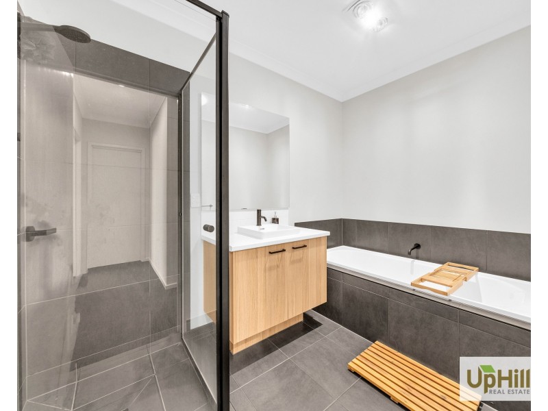 3 Tesla Grange, Clyde North VIC 3978