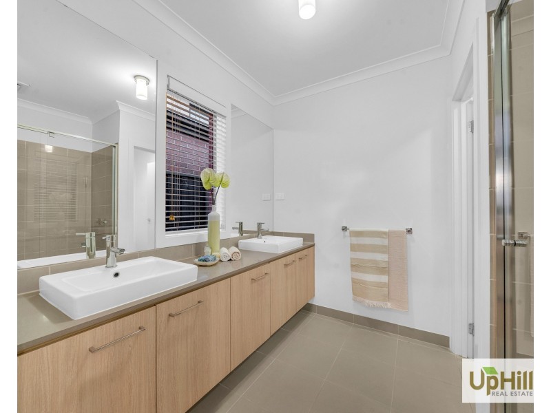 5 Speargrass Close, Clyde North VIC 3978