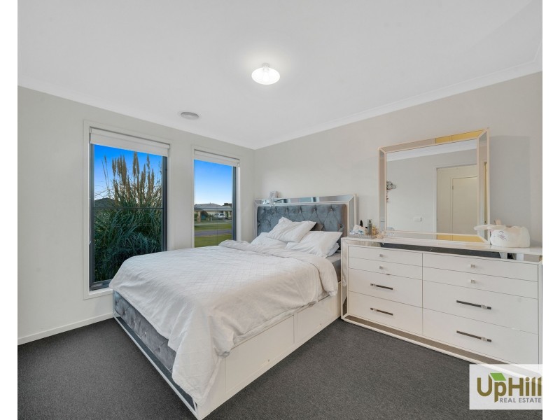 11A Thoroughbred Drive, Clyde North VIC 3978