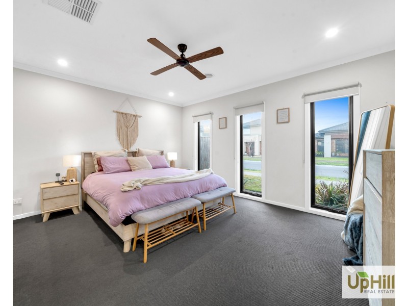 4 Bazadaise Drive, Clyde North VIC 3978