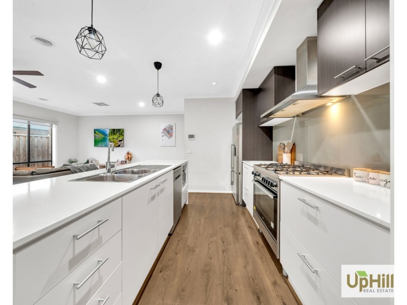 4 Bazadaise Drive, Clyde North VIC 3978