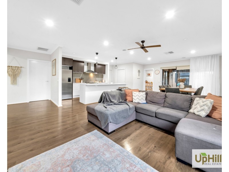 4 Bazadaise Drive, Clyde North VIC 3978