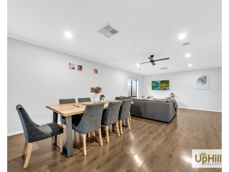 4 Bazadaise Drive, Clyde North VIC 3978