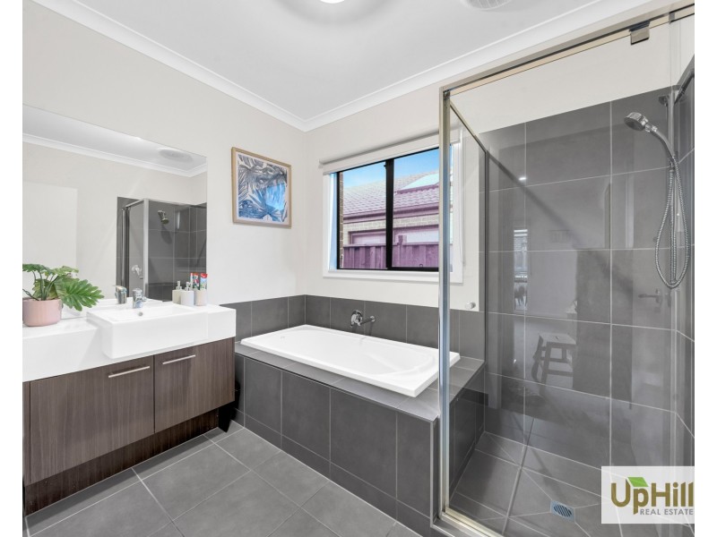 4 Bazadaise Drive, Clyde North VIC 3978