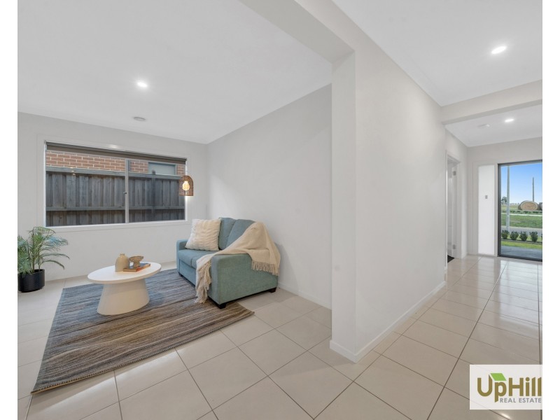 44 Picnic Avenue, Clyde North VIC 3978