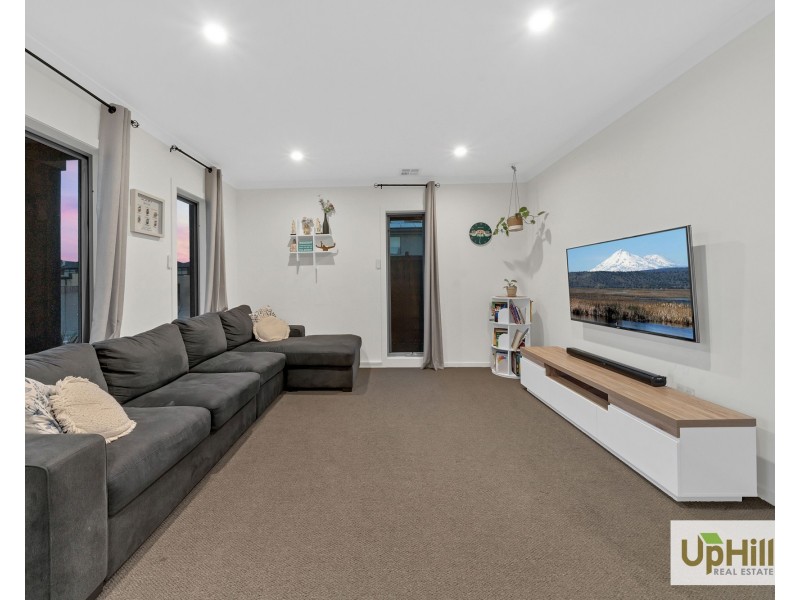 27 Stonefox Circuit, Clyde North VIC 3978