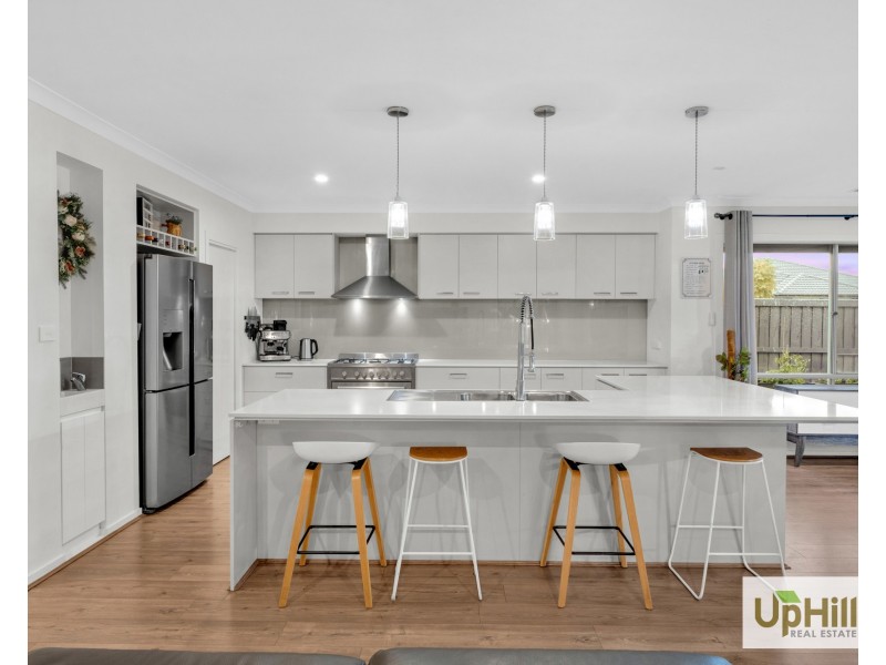 27 Stonefox Circuit, Clyde North VIC 3978