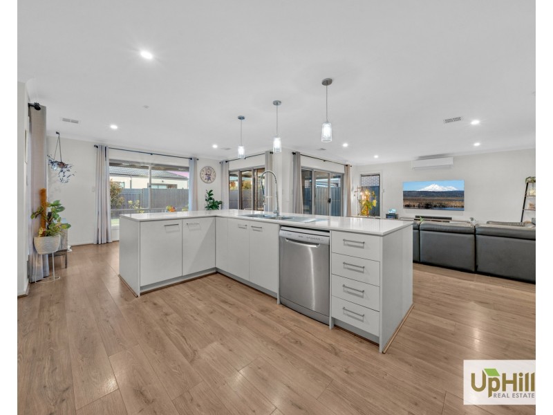 27 Stonefox Circuit, Clyde North VIC 3978