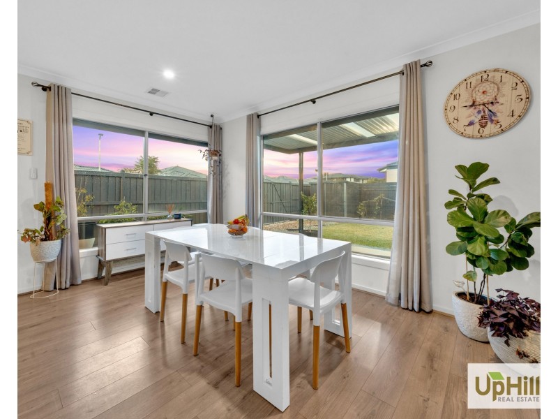 27 Stonefox Circuit, Clyde North VIC 3978