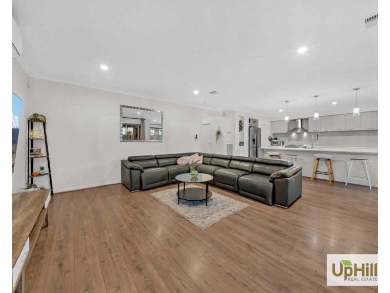 27 Stonefox Circuit, Clyde North VIC 3978