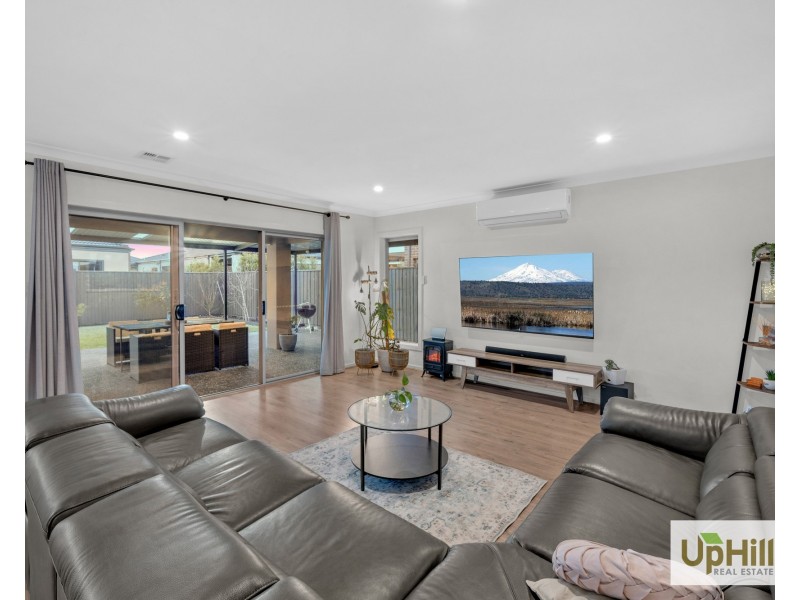 27 Stonefox Circuit, Clyde North VIC 3978