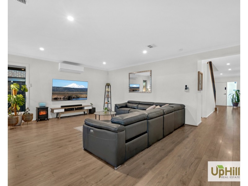 27 Stonefox Circuit, Clyde North VIC 3978