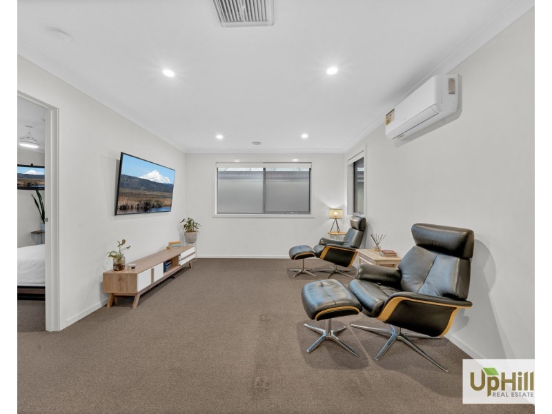 27 Stonefox Circuit, Clyde North VIC 3978