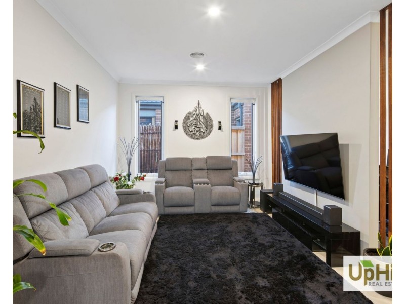 12 Liwen Street, Clyde North VIC 3978