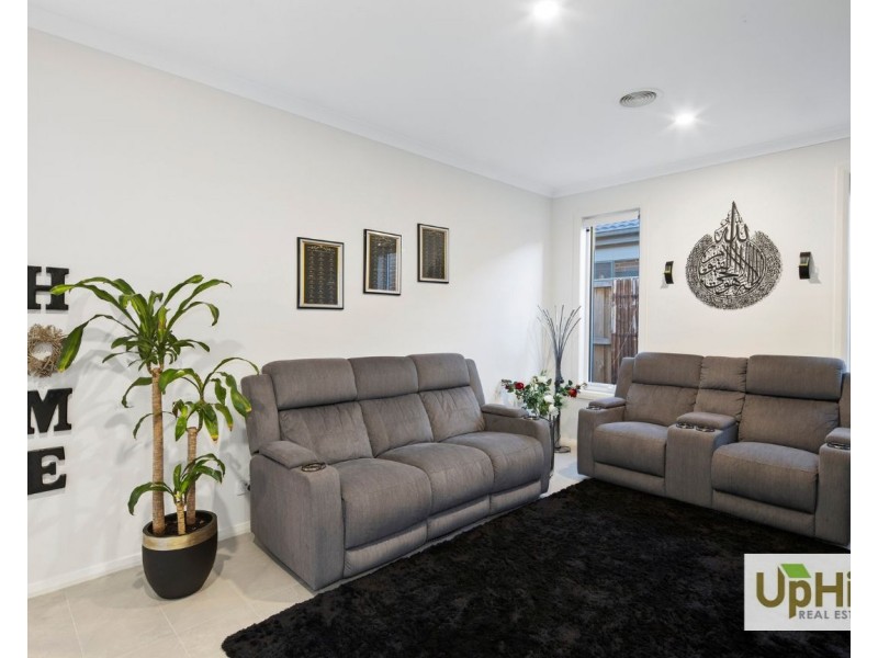 12 Liwen Street, Clyde North VIC 3978