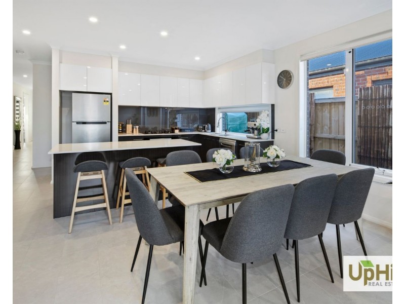 12 Liwen Street, Clyde North VIC 3978