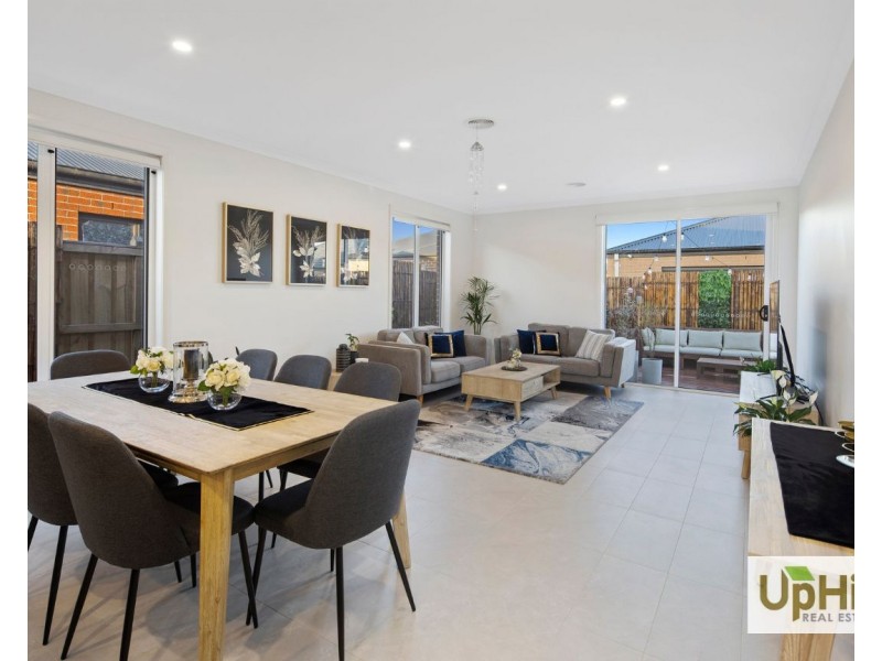 12 Liwen Street, Clyde North VIC 3978