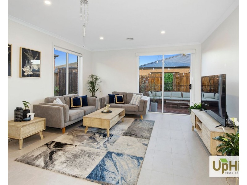 12 Liwen Street, Clyde North VIC 3978