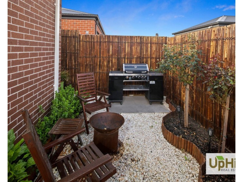 12 Liwen Street, Clyde North VIC 3978