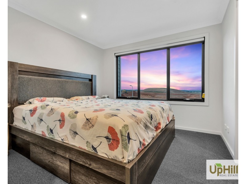 4 Borthwick Parade, Clyde North VIC 3978