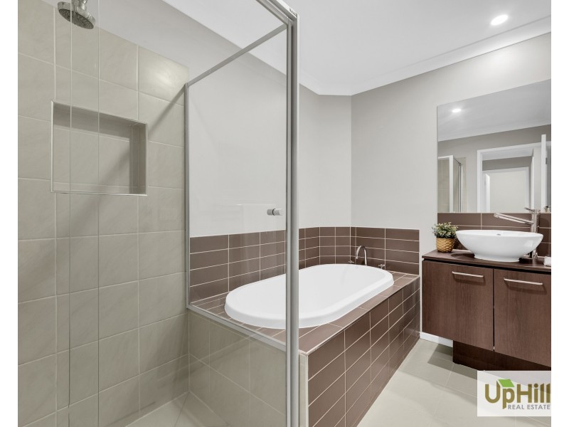 5 Caropepe Avenue, Pakenham VIC 3810