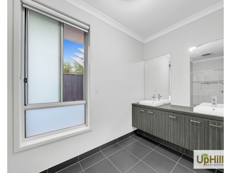 3 Hollywell Road, Clyde North VIC 3978