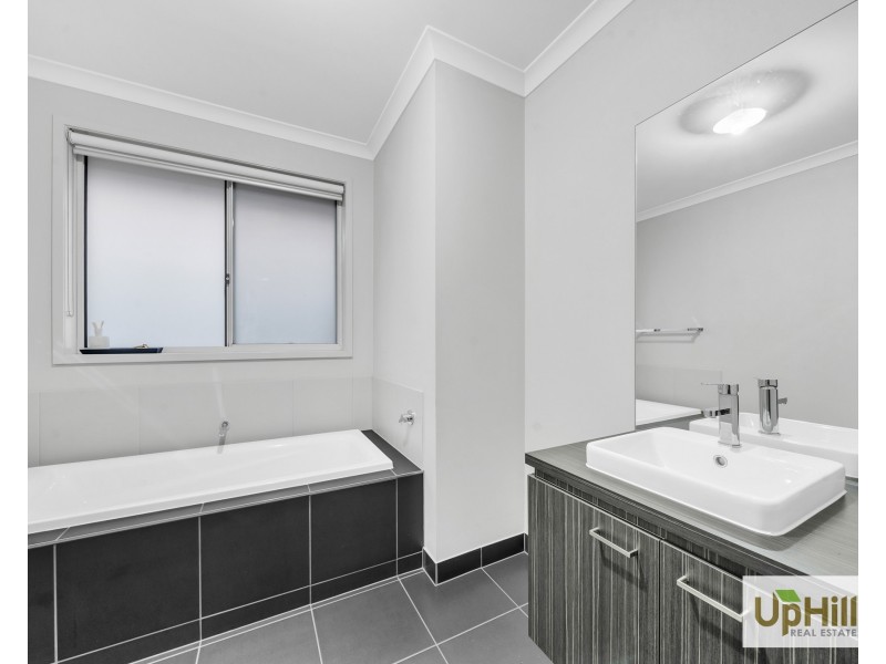 3 Hollywell Road, Clyde North VIC 3978