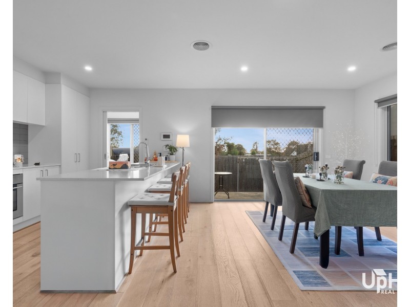 4 Sunnyoaks Lane, Hampton Park VIC 3976