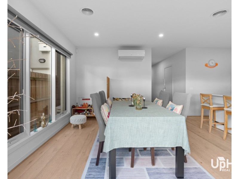 4 Sunnyoaks Lane, Hampton Park VIC 3976