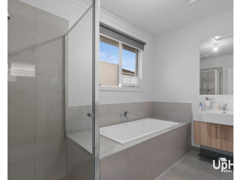 4 Sunnyoaks Lane, Hampton Park VIC 3976