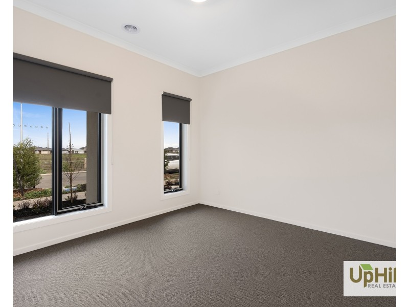 147 Villa Doria Drive, Clyde North VIC 3978