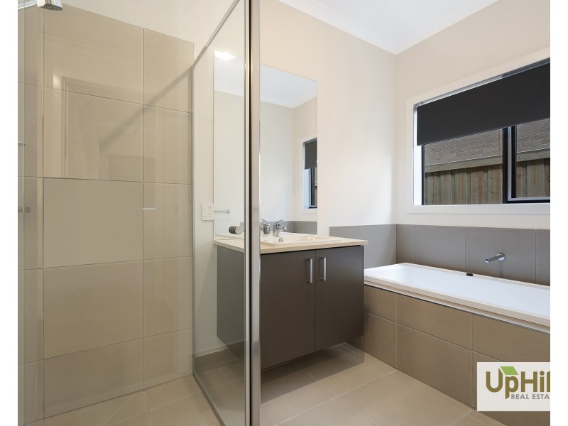 147 Villa Doria Drive, Clyde North VIC 3978