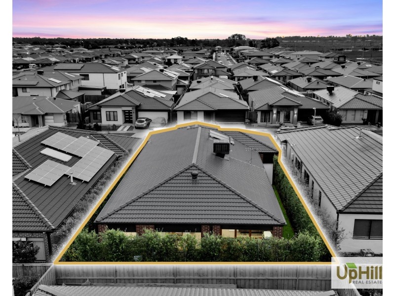 6 Harlequin Way, Clyde North VIC 3978