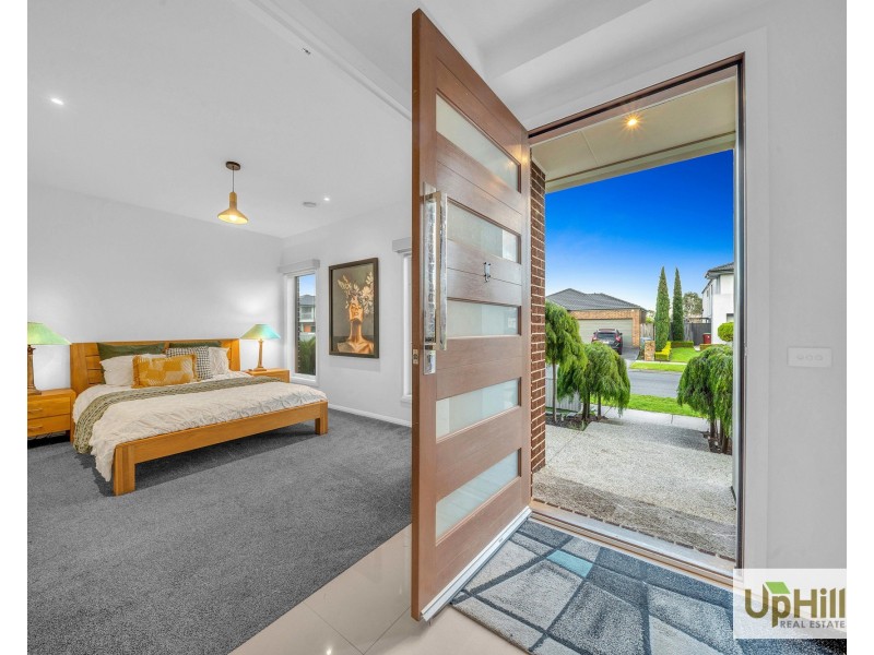 4 Riverbank Close, Clyde North VIC 3978