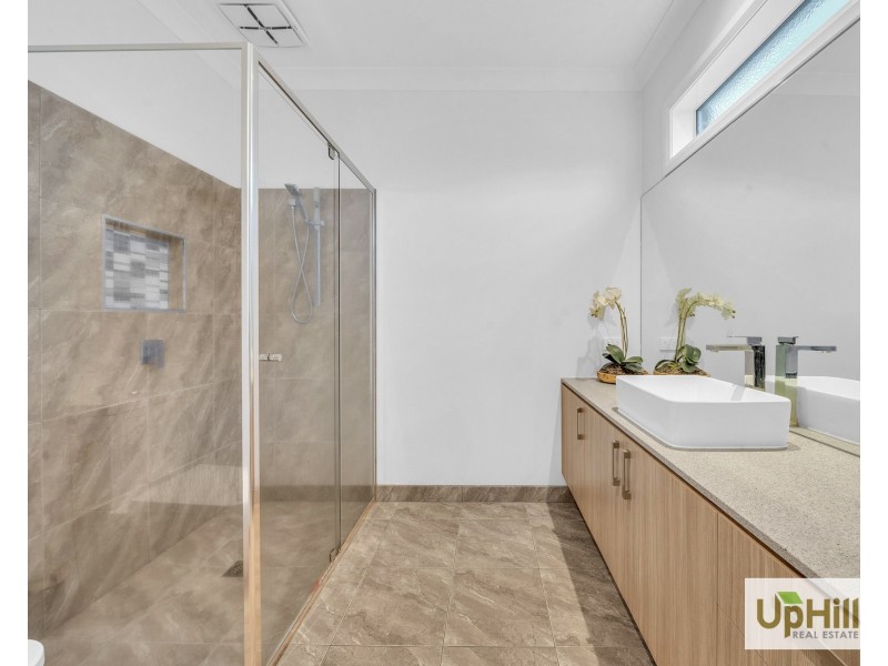 4 Riverbank Close, Clyde North VIC 3978