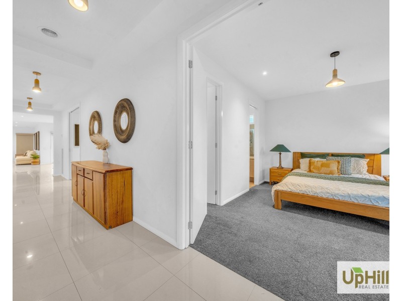 4 Riverbank Close, Clyde North VIC 3978