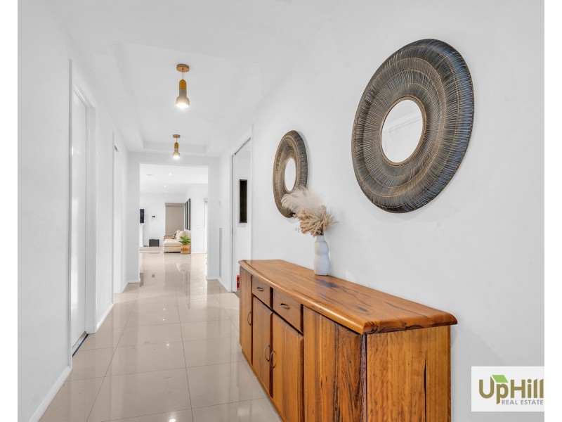 4 Riverbank Close, Clyde North VIC 3978